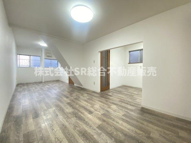 善根寺町4丁目中古テラスハウスの居間・リビング|ゆったりとしたリビングです