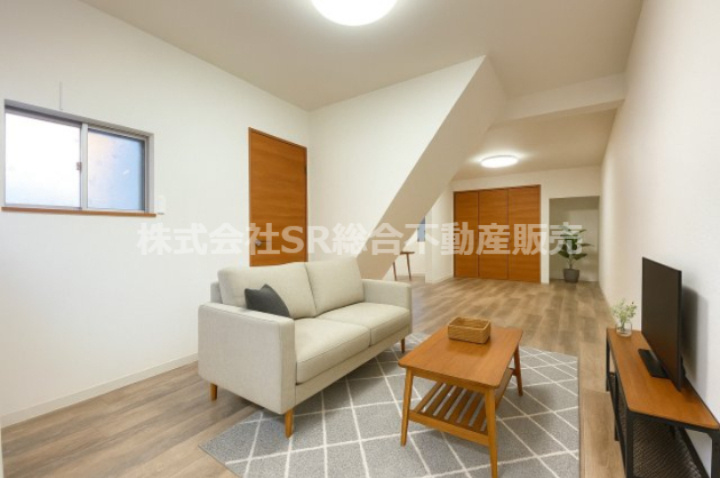 善根寺町4丁目中古テラスハウスの居間・リビング|リビングは広々17.3帖♪ご家族でゆったりとお過ごしいただけます！（家具はCGによるイメージです。）