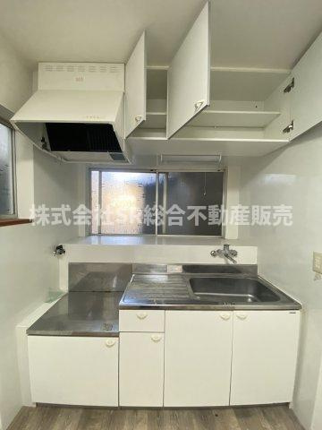 善根寺町4丁目中古テラスハウスのキッチン|上下に棚があり、使いやすく明るいキッチンです♪