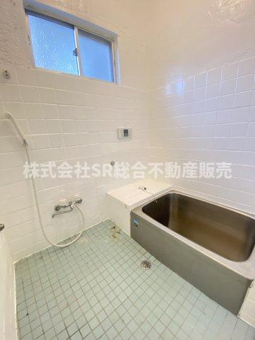 善根寺町4丁目中古テラスハウスの浴室|お風呂には窓もあり、換気がバッチリとでき、湿気がこもりません！