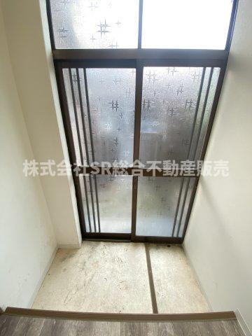 善根寺町4丁目中古テラスハウスの玄関|玄関ドアは高齢の方、お子様にも使いやすい引き戸です！