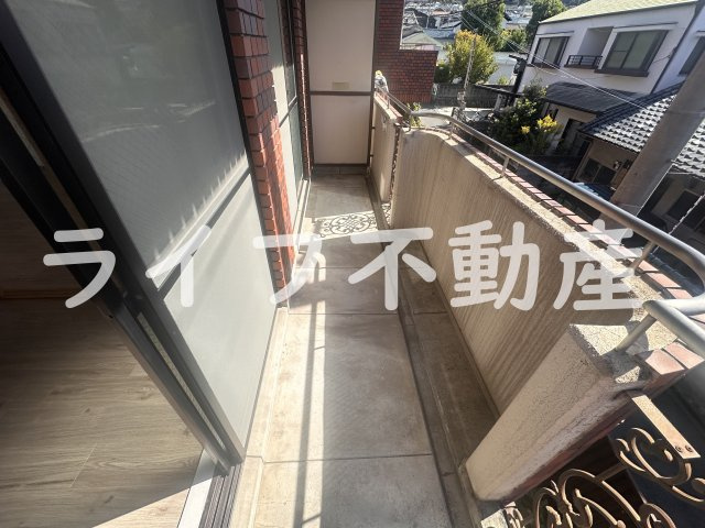 サンプラザ新石切のバルコニー|外からの目が気にならないバルコニーで洗濯物が干せます