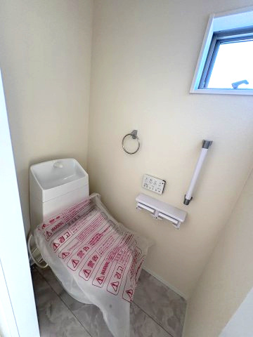 【内装】 | 福岡市博多区麦野1丁目　1号棟（全2棟）【仲介手数料無料・0円】 | 施工例。2階にもトイレです。施工例は完成時と異なる場合があります。