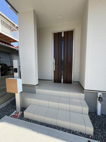 【玄関】 | 福岡市博多区麦野1丁目　1号棟（全2棟）【仲介手数料無料・0円】 | 施工例。施工例は完成時と異なる場合があります。