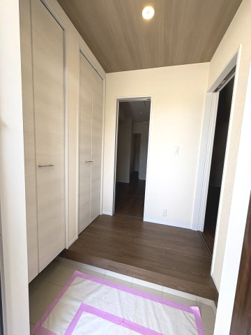 【玄関】 | 福岡市博多区麦野1丁目　1号棟（全2棟）【仲介手数料無料・0円】 | 施工例。施工例は完成時と異なる場合があります。