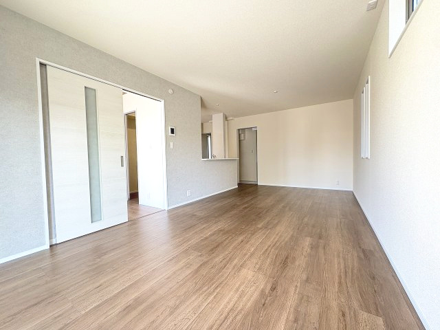 【内装】 | 福岡市博多区麦野1丁目　1号棟（全2棟）【仲介手数料無料・0円】 | 施工例。リビングです。施工例は完成時と異なる場合があります。