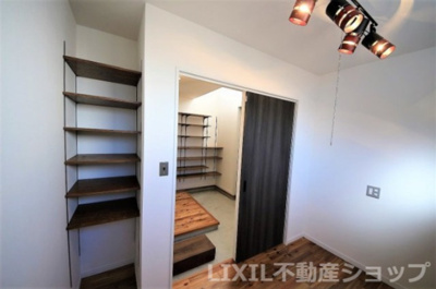 【洋室】 | アウトドア×お家 | 書斎スペースは玄関から直接入れるので、ちょっとした来客や普段はリモートなど