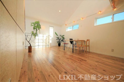 【居間・リビング】 | アウトドア×お家 | 木目の暖かいリビング、吹抜けで天井も高く開放感ある団らんの間