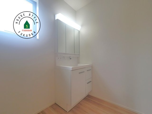 筑紫野市紫5丁目第3-2棟(4号棟)の内観：施工例|毎日使うものだから清潔な空間を保ちたい水回り。洗面にはそんな願いを解消させてくれる収納アイデアが満載です。三面鏡の裏側にはキャビネットが現れ小物から背の高い物まで収納できます。