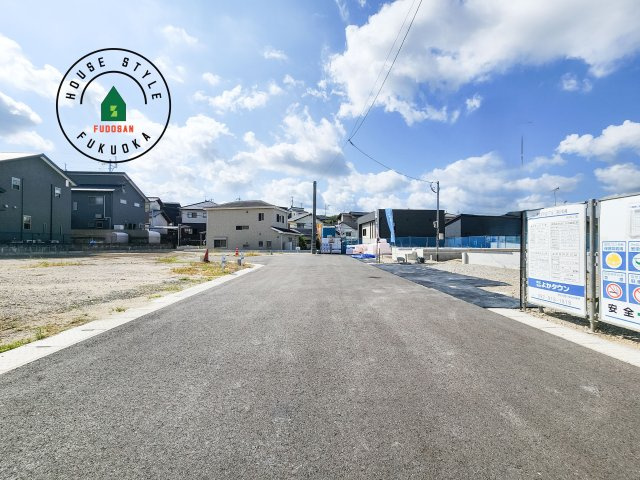 筑紫野市紫5丁目第3-2棟(4号棟)の前面道路含む現地写真|前面道路は閑静な住宅地をはしる車通りの少ない道路。お車の出し入れが苦手なママや小さなお子様にも安心ですね。しっかり舗装もされているので、ベビーカーや自転車で通っても快適に通行できます。