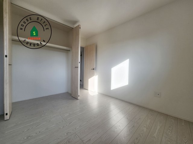 筑紫野市紫5丁目第3-2棟(5号棟)の内観：施工例|落ち着いた色調の洋室です。