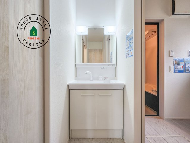 小郡市大保第4-2棟（2号棟）の独立洗面台|毎日使うものだから清潔な空間を保ちたい水回り。洗面にはそんな願いを解消させてくれる収納アイデアが満載です。三面鏡の裏側にはキャビネットが現れ小物から背の高い物まで収納できます。