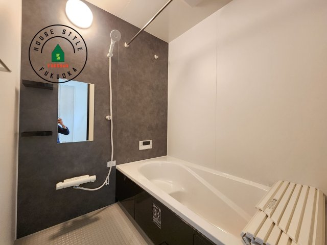 小郡市大保第4-2棟（2号棟）の浴室|1日の疲れを癒してくれる広々バスルーム。雨の日のお洗濯にも大活躍な浴室乾燥機付です！