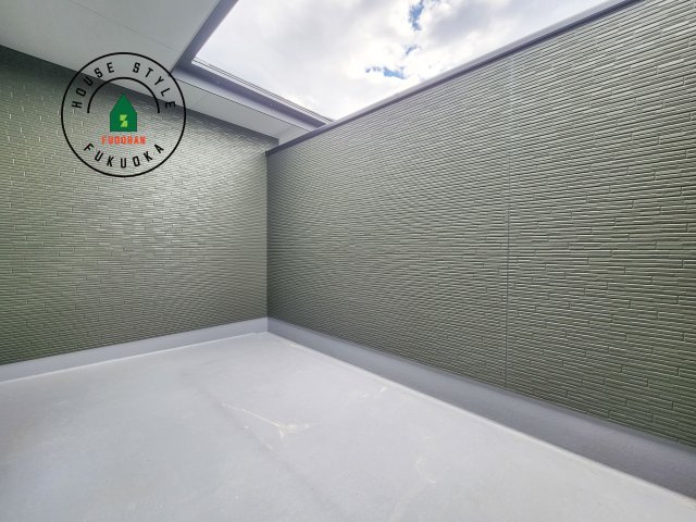 小郡市大保第4-2棟（2号棟）のバルコニー|風をしっかりと感じられるバルコニーでは、毎日が洗濯日和です。広々としているので洗濯も楽しくなるでしょうし、気分転換にバルコニーからの眺めを楽しむのもいいでしょう。