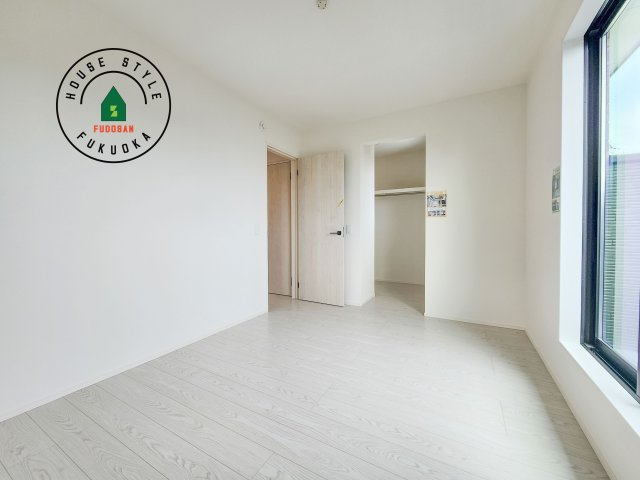 小郡市大保第4-2棟（2号棟）の洋室|落ち着いた色調の洋室です。