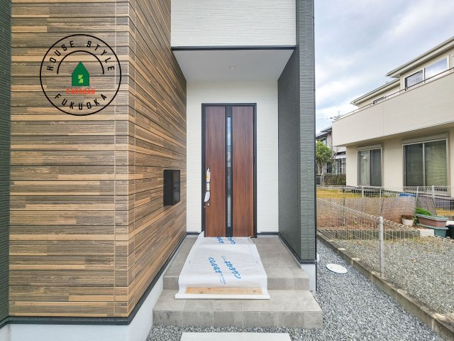 小郡市大保第4-2棟（2号棟）の玄関|おでかけの時も帰った時も、「我が家」を最初に感じでもらえる素敵な空間に。