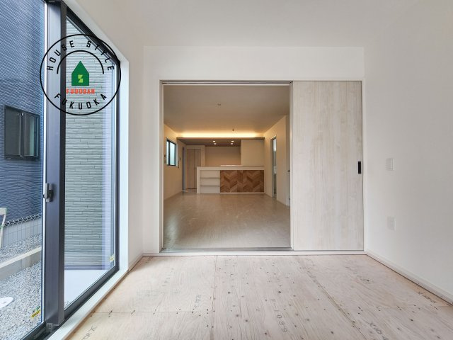 小郡市大保第4-2棟（2号棟）の居間・リビング|ご家族を近くに感じられる対面キッチンのLDK。会話もはずみそうですね。