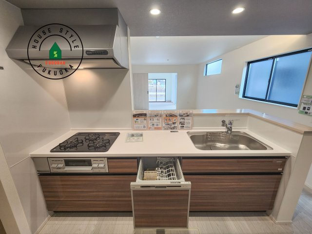 小郡市大保第4-2棟（2号棟）のキッチン|キッチン。グリル・食器洗い乾燥機・浄水器も完備。