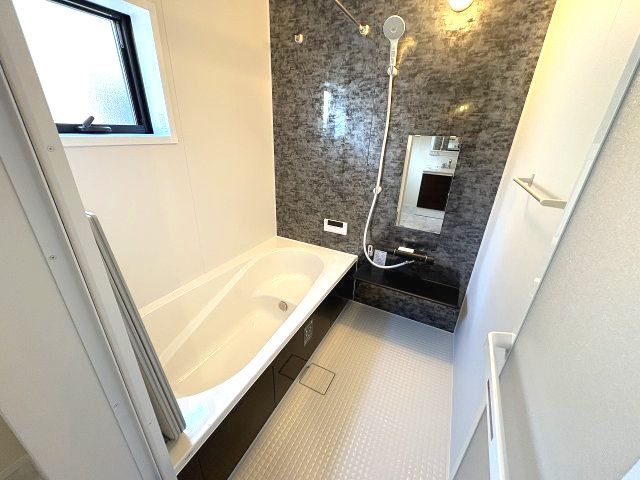 【浴室】 | 福岡市博多区麦野1丁目　2号棟（全2棟）【仲介手数料無料・0円】 | 現地写真。浴室です。