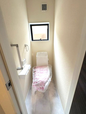 【トイレ】 | 福岡市博多区麦野1丁目　2号棟（全2棟）【仲介手数料無料・0円】 | 現地写真。1階のトイレです。