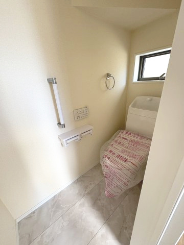 【内装】 | 福岡市博多区麦野1丁目　2号棟（全2棟）【仲介手数料無料・0円】 | 施工例。1階のトイレです。施工例は完成時と異なる場合があります。