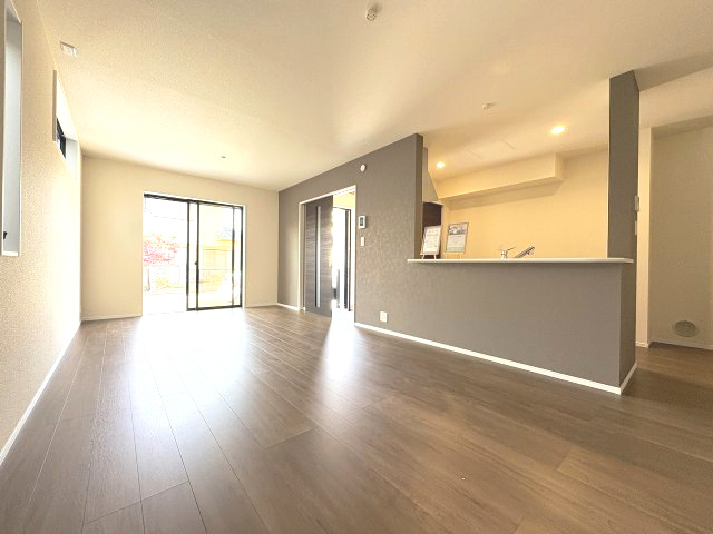 【居間・リビング】 | 福岡市博多区麦野1丁目　2号棟（全2棟）【仲介手数料無料・0円】 | 現地写真。