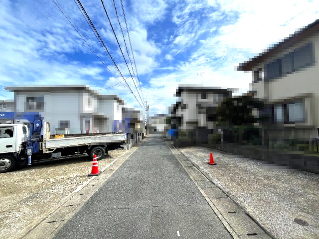 【その他】 | 福岡市博多区麦野1丁目　2号棟（全2棟）【仲介手数料無料・0円】 | 現地写真。前面道路です。