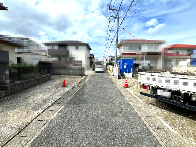 【その他】 | 福岡市博多区麦野1丁目　2号棟（全2棟）【仲介手数料無料・0円】 | 現地写真。前面道路です。