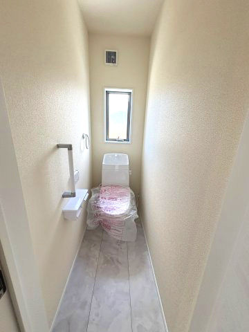 【内装】 | 福岡市博多区麦野1丁目　2号棟（全2棟）【仲介手数料無料・0円】 | 施工例。2階にもトイレです。施工例は完成時と異なる場合があります。