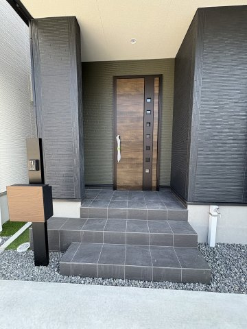【玄関】 | 福岡市博多区麦野1丁目　2号棟（全2棟）【仲介手数料無料・0円】 | 現地写真。