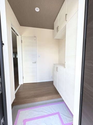 【玄関】 | 福岡市博多区麦野1丁目　2号棟（全2棟）【仲介手数料無料・0円】 | 現地写真。