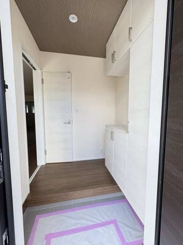 【玄関】 | 福岡市博多区麦野1丁目　2号棟（全2棟）【仲介手数料無料・0円】 | 施工例。施工例は完成時と異なる場合があります。