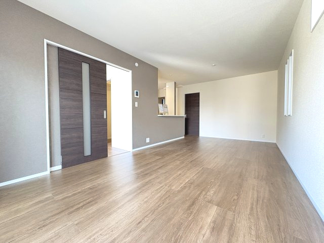 【居間・リビング】 | 福岡市博多区麦野1丁目　2号棟（全2棟）【仲介手数料無料・0円】 | 現地写真。リビングです。