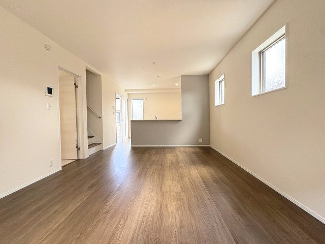 【内装】 | 福岡市博多区麦野1丁目　2号棟（全2棟）【仲介手数料無料・0円】 | 施工例。リビングです。施工例は完成時と異なる場合があります。