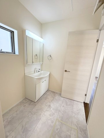 【洗面所】 | 福岡市博多区麦野1丁目　2号棟（全2棟）【仲介手数料無料・0円】 | 施工例。施工例は完成時と異なる場合があります。