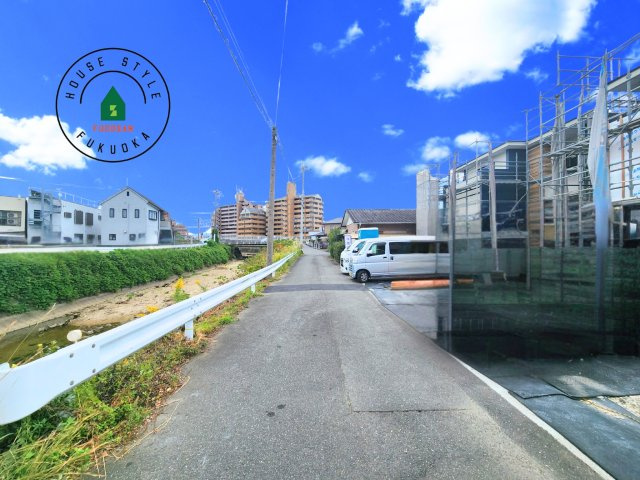 小郡市大保第4-2棟（1号棟）の前面道路含む現地写真|前面道路は閑静な住宅地をはしる車通りの少ない道路。お車の出し入れが苦手なママや小さなお子様にも安心ですね。しっかり舗装もされているので、ベビーカーや自転車で通っても快適に通行できます。