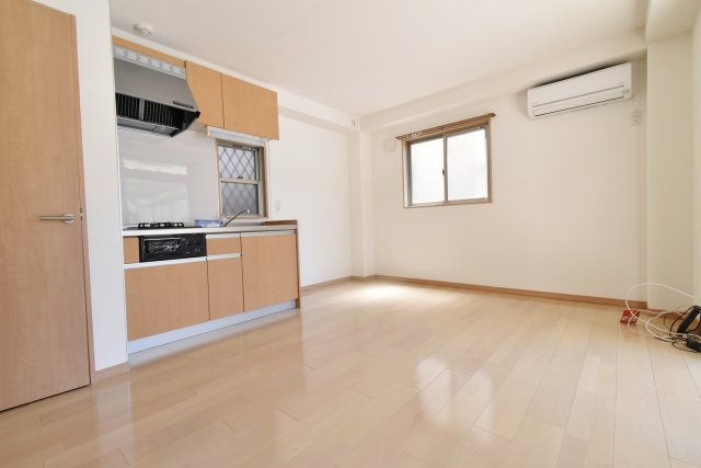 西宮市中殿町の賃貸マンションの居間・リビング