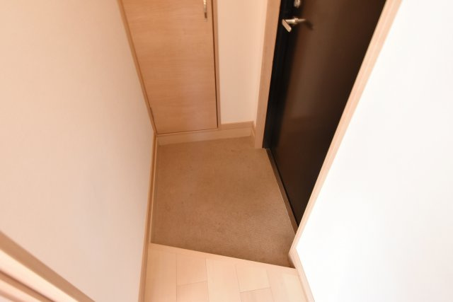 西宮市中殿町の賃貸マンションの玄関