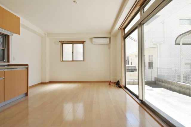 西宮市中殿町の賃貸マンションの居間・リビング