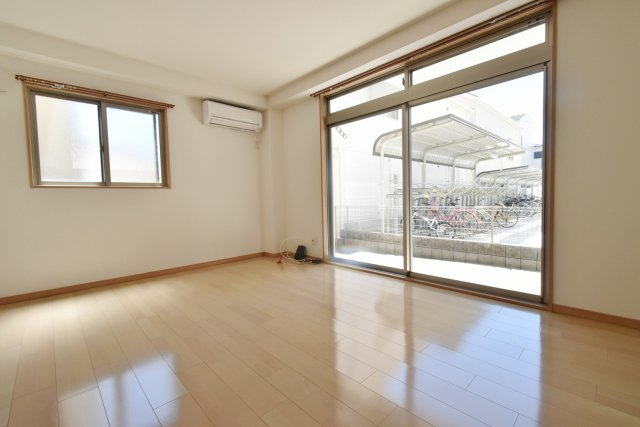 西宮市中殿町の賃貸マンションの居間・リビング