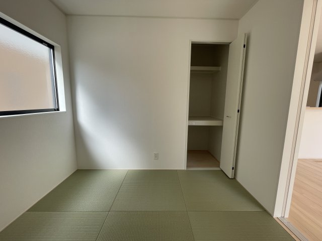 【内観：施工例】 | 【新築分譲住宅　～クレイドルガーデン～】 山形市江南　第24　☆全2棟☆ | 【Japanese style room】
家事スペースやお子様の遊び場として、または客室として、大活躍間違いなしの和室。注目されているダイヤロン畳を使用。傷みづらくダニやカビの発生も抑えてくれます◎