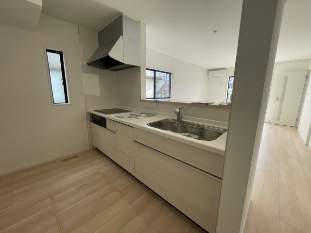 【内観：施工例】 | 【新築分譲住宅　～クレイドルガーデン～】 山形市江南　第24　☆全2棟☆ | 【Counter Kitchen】
お料理を効率的に、楽しく。ママの毎日のお料理を効率的にしてくれる動線は「１分でも家事の時間を短縮したい」という思いを叶えてくれます(*^-^*)