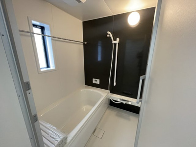 【内観：施工例】 | 【新築分譲住宅　～クレイドルガーデン～】 山形市江南　第24　☆全2棟☆ | 【Bathroom】
ゆったりとした大き目の浴槽が嬉しい。毎日の疲れを取る癒しの場所だからこそこだわった空間です。リラックスできる優しいカラーで、時を忘れるほどのんびりできる空間に。