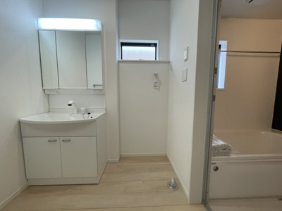 【内観：施工例】 | 【新築分譲住宅　～クレイドルガーデン～】 山形市江南　第24　☆全2棟☆ | 【Bathroom vanity】
脱衣スペースを含む空間はゆとりの広さを設け、また洗面化粧台の鏡の後ろに収納スペースを設ける事により、散らかりやすい洗面スペースをスッキリ保てます。