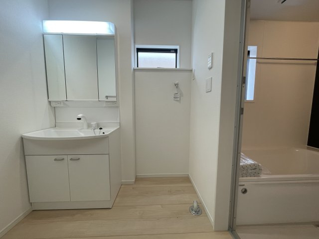 【内観：施工例】 | 【新築分譲住宅　～クレイドルガーデン～】 山形市江南　第24　☆全2棟☆ | 【Bathroom vanity】
脱衣スペースを含む空間はゆとりの広さを設け、また洗面化粧台の鏡の後ろに収納スペースを設ける事により、散らかりやすい洗面スペースをスッキリ保てます。