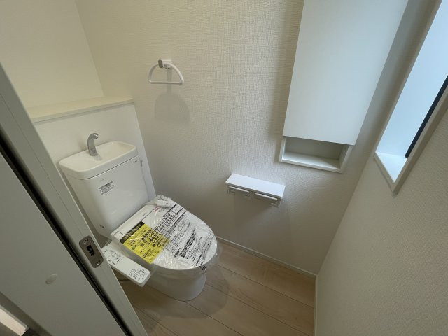 【内観：施工例】 | 【新築分譲住宅　～クレイドルガーデン～】 山形市江南　第24　☆全2棟☆ | 【Toilet】
ウォシュレット機能付きシャワートイレは、ツイントルネード洗浄なので、少ない水でもしっかりと前方の返し部分から後方部までしっかり洗浄！