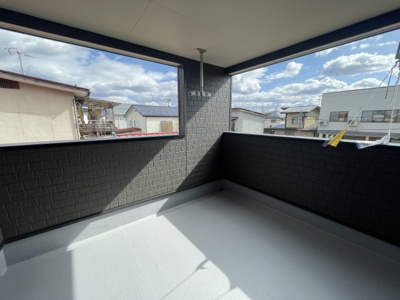 【内観：施工例】 | 【新築分譲住宅　～クレイドルガーデン～】 山形市江南　第24　☆全2棟☆ | 【Balcony】
屋根付きでひろびろバルコニーですので、物干しは勿論、お酒を飲みながら寛ぐスペースとしてもいかがでしょうか？