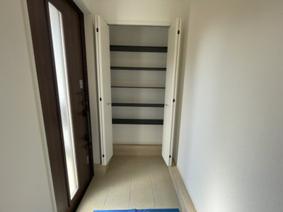 【内観：施工例】 | 【新築分譲住宅　～クレイドルガーデン～】 山形市江南　第24　☆全2棟☆ | 【Entrance】
玄関ドアと小窓からの光が明るさを演出します。シューズクローゼットには写真や季節のお花を飾ることが出来ますよ♪