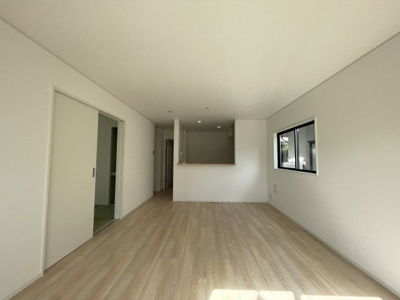 【内観：施工例】 | 【新築分譲住宅　～クレイドルガーデン～】 山形市江南　第24　☆全2棟☆ | 【Living room】
家族の食事や団らんのほか、子どもを遊ばせたり、友人を招いたりするLDKは住まいの中心です。
長時間過ごす場所だからこそ、ほっと落ち着く安心感のある場所にしたいですよね♪