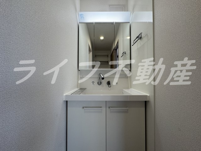 アベニール末広の独立洗面台|独立洗面台、小物を置くことができて便利です